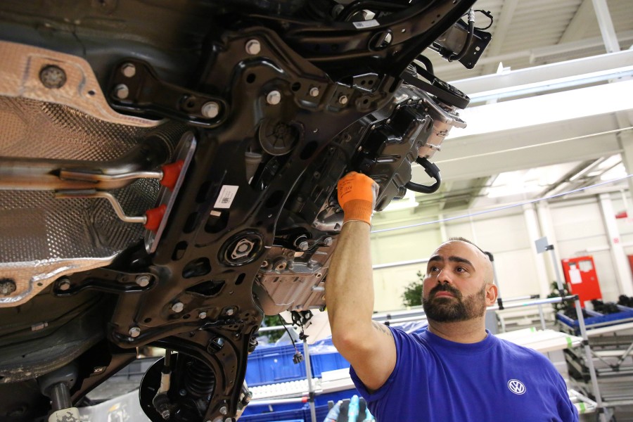 Auch an Heilig Abend steht das Stammwerk von VW in Wolfsburg nicht still. (Archivbild)