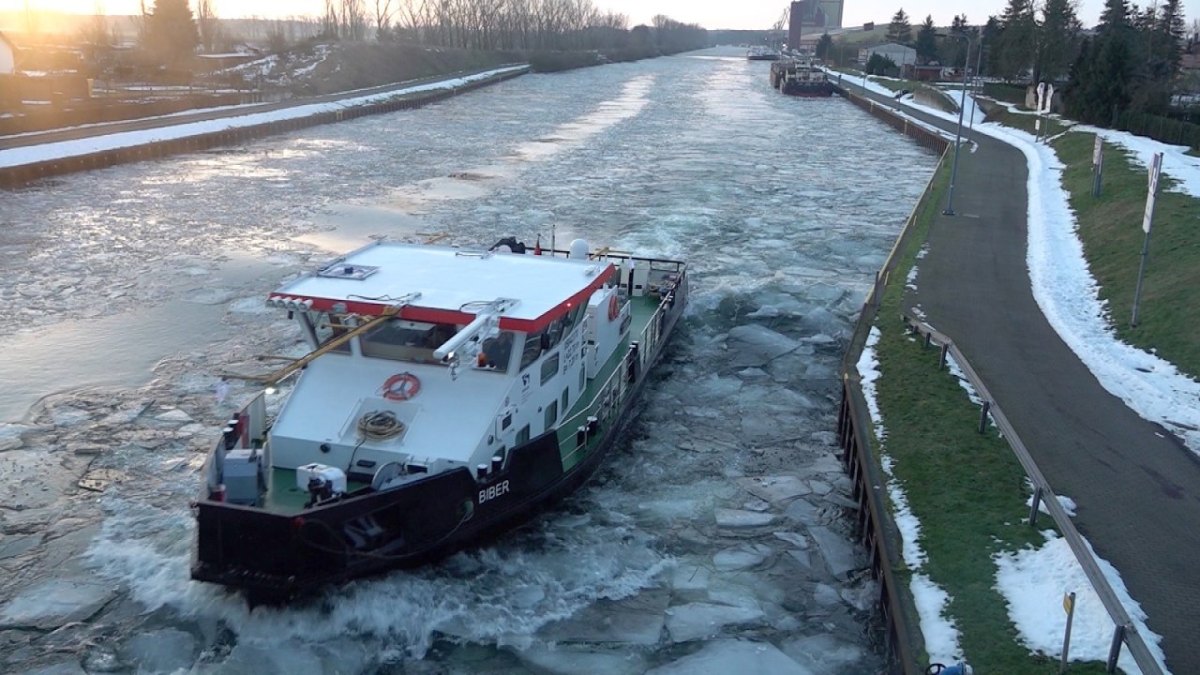 mittellandkanal eisbrecher eis zugefroren wolfsburg magdeburg