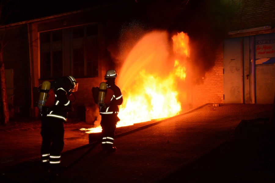In der Nacht hatten Unbekannte Müllcontainer in Salzgitter in Brand gesteckt. (Symbolbild)
