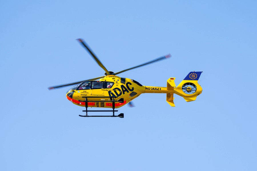 Ein Rettungshubschrauber flog den Mann in ein Krankenhaus. (Symbolbild)