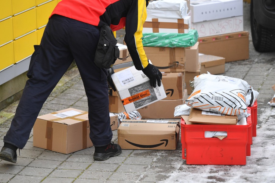 Das Paketaufkommen ist zur Weihnachtszeit grundsätzlich hoch. Doch in Zeiten der Corona-Pandemie ist es noch mehr als sonst... (Symbolbild)