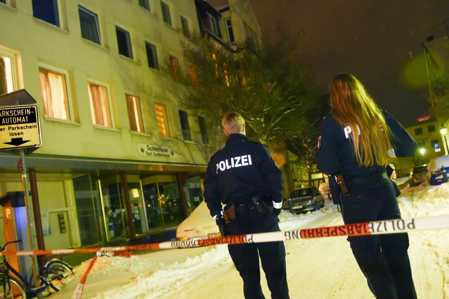 Polizisten sperren den Tatort in der Innenstadt von Peine ab.