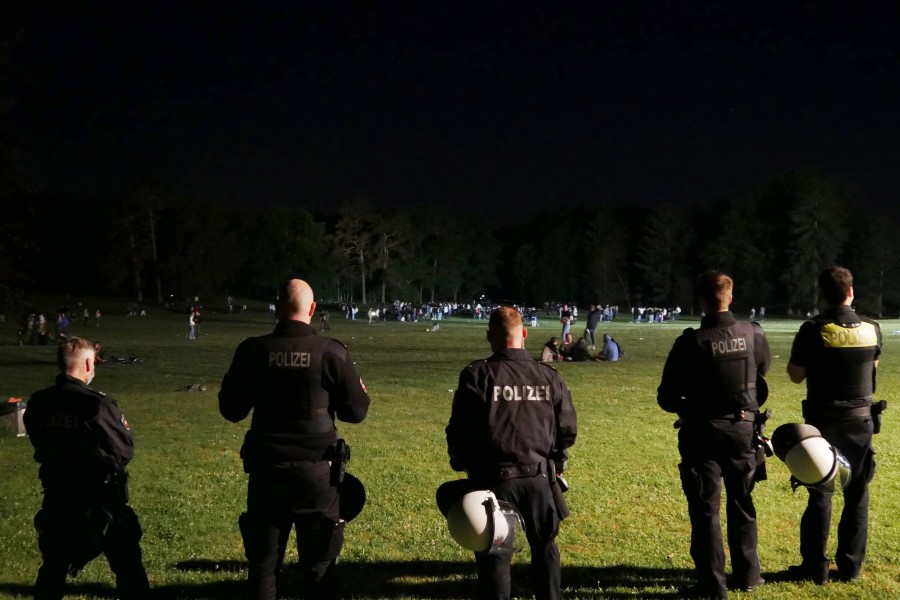 Die Polizei zeigte am Samstagabend Präsenz im Park.