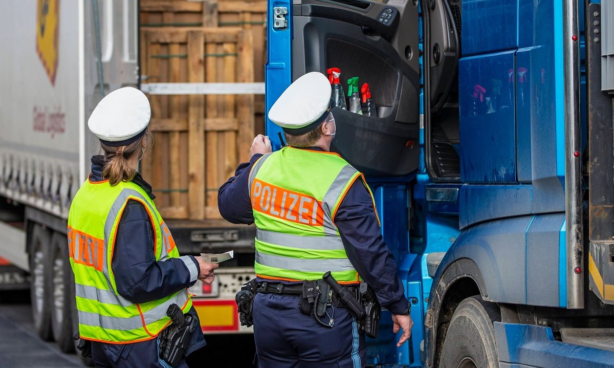 LKW-Fahrer im Wimpel-Wahn: Warum stoppte die Polizei wohl diesen Brummi?