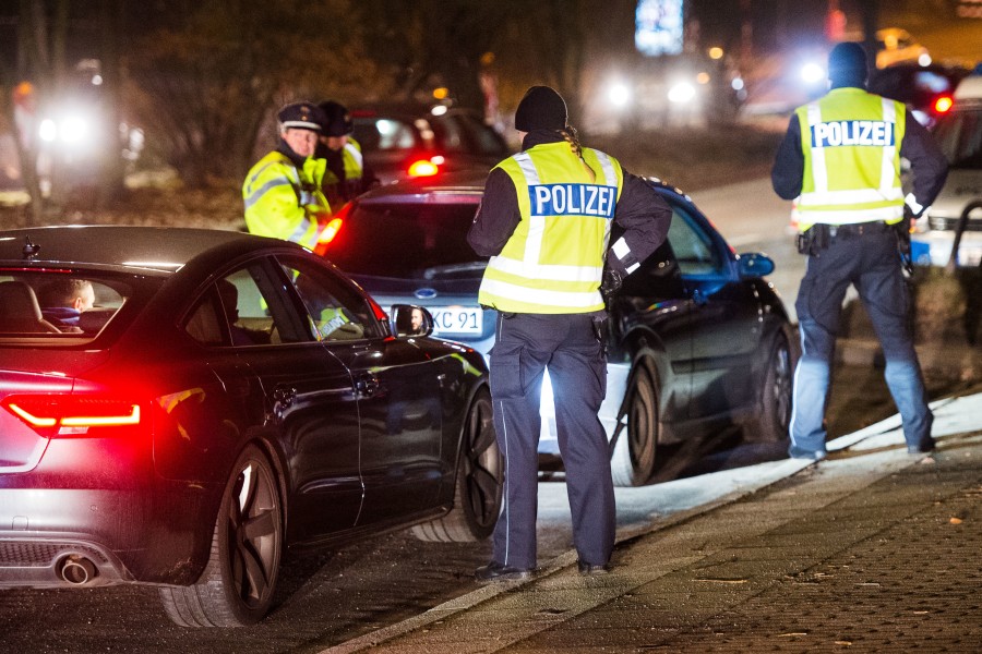 Polizisten überprüfen bei einer Verkehrskontrolle mehrere Autofahrer. (Archivbild)