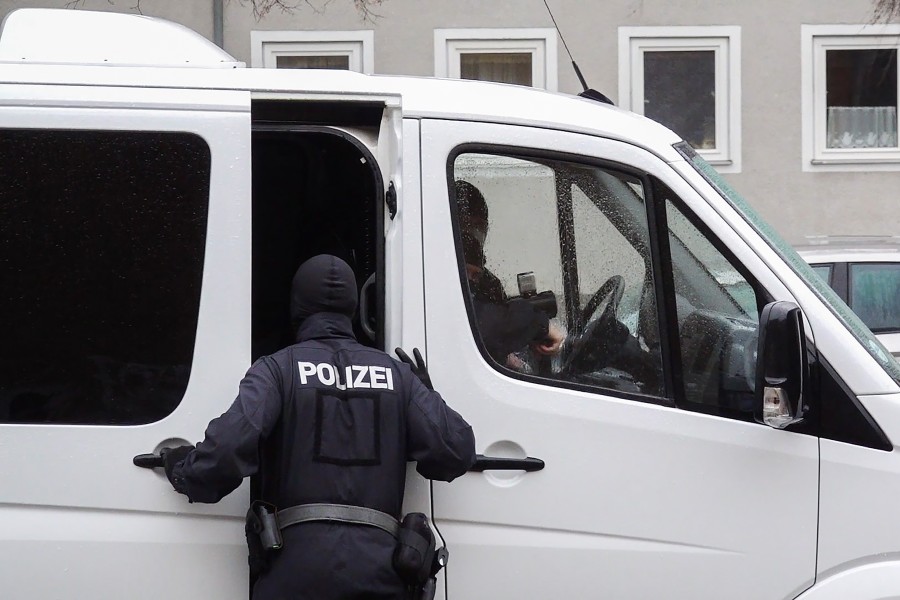 Am Donnerstag hat die Polizei Braunschweig mehrere Wohnungen durchsucht. (Symbolbild)