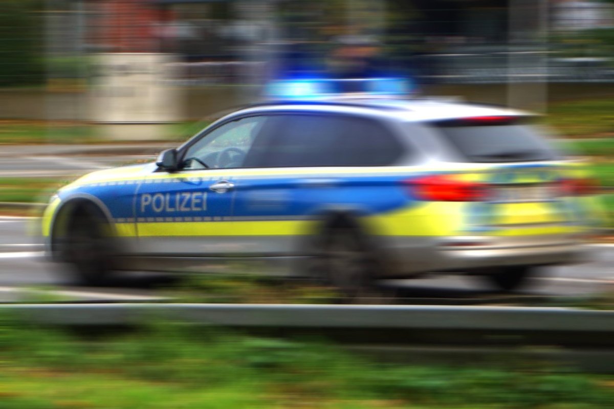 polizei streifenwagen einsatz verfolgungsfahrt blaulicht