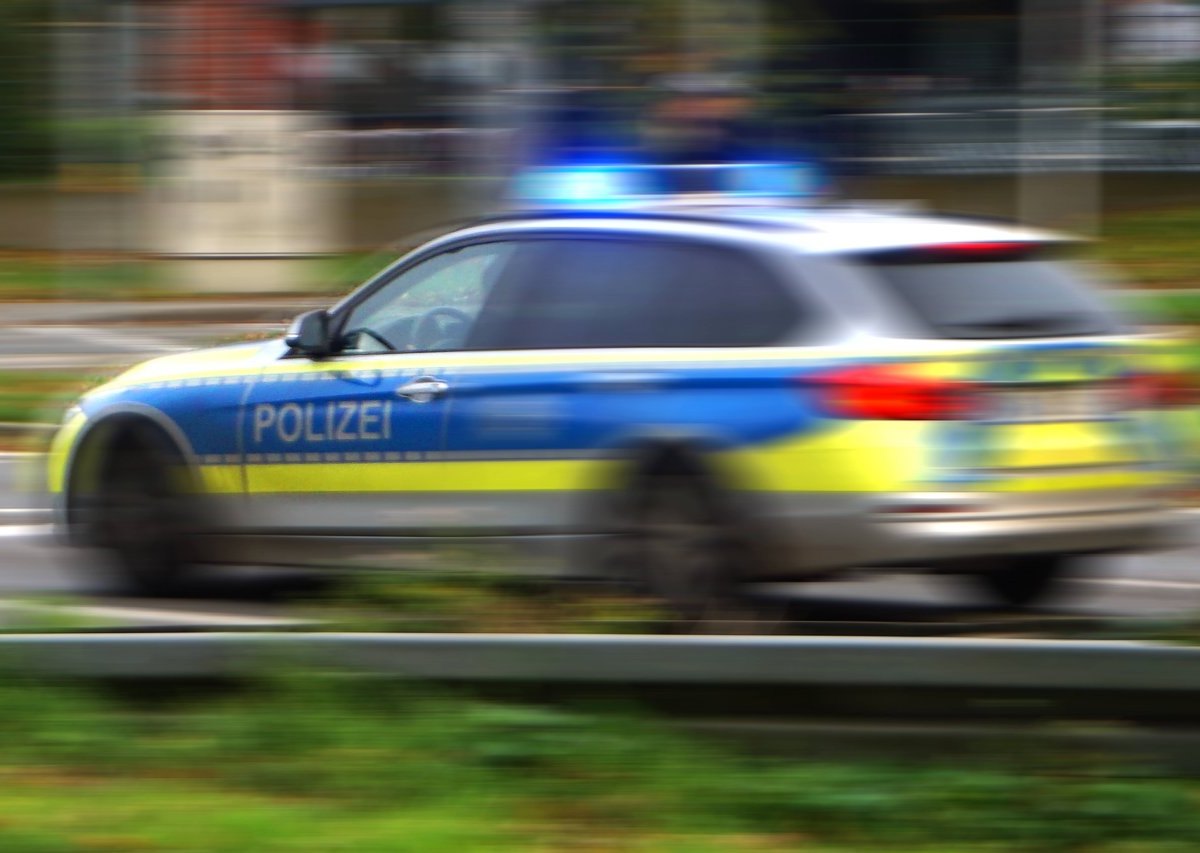 polizei streifenwagen einsatz verfolgungsfahrt blaulicht