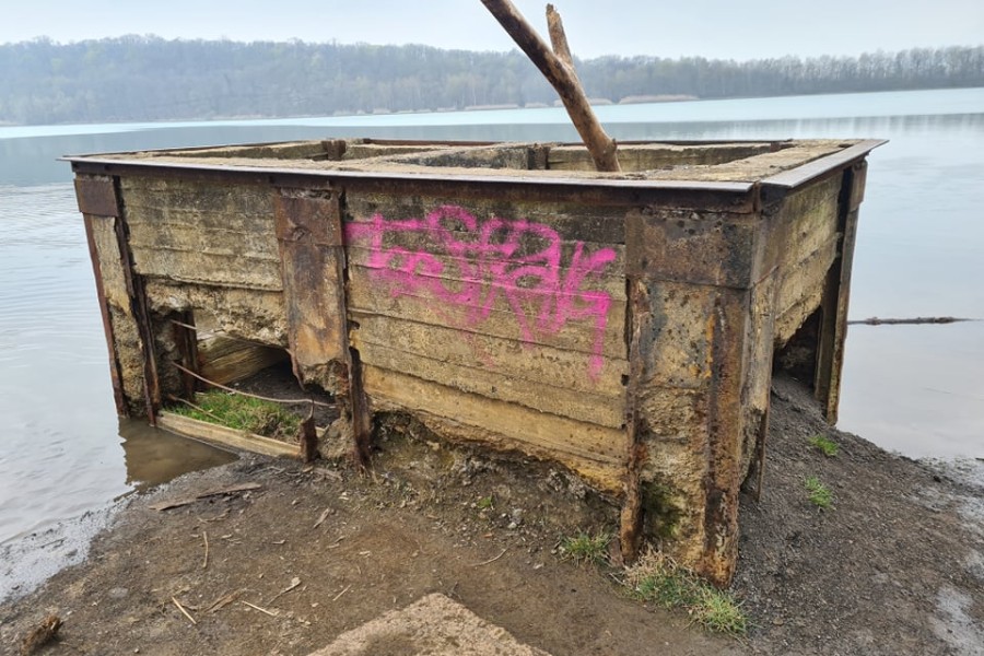 Dieses Bauwerk steht seit den 1940er Jahren am Reihersee in Salzgitter. Damals erfüllte es noch einen Zweck.