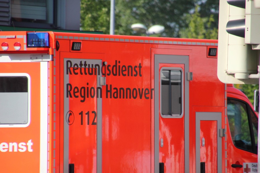 Ein Rettungsteam brachte die Frau aus Hannover ins Klinikum. (Symbolbild)