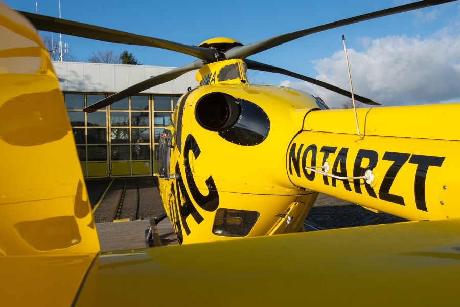 Rettungshelikopter Christoph 30 der ADAC Luftrettung steht vor dem Hangar der Luftrettungsstation Wolfenbüttel am Klinikum.
