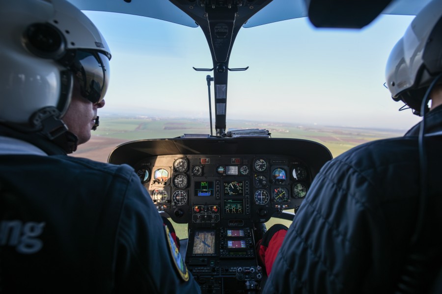 Pilot Christian Schälicke sowie der Notfallsanitäter Martin Losse sitzen beim Flug zu einem Einsatzort im Cockpit vom Rettungshelikopter Christoph 30. (Archivbild)