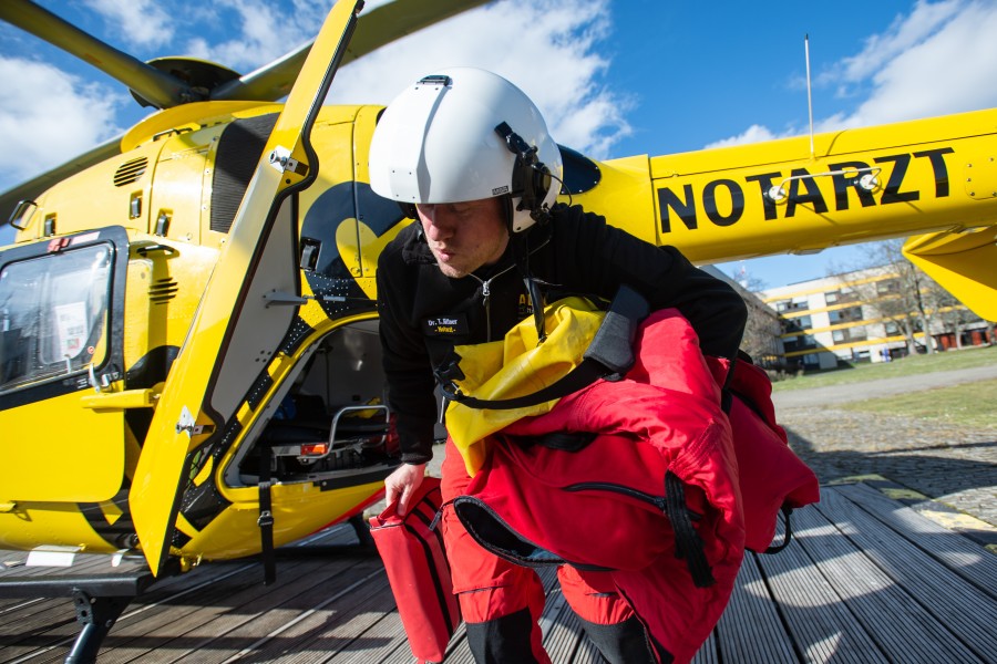 Ein Rettungshubschrauber flog den mann ins Klinikum Wolfenbüttel. (Archivbild)