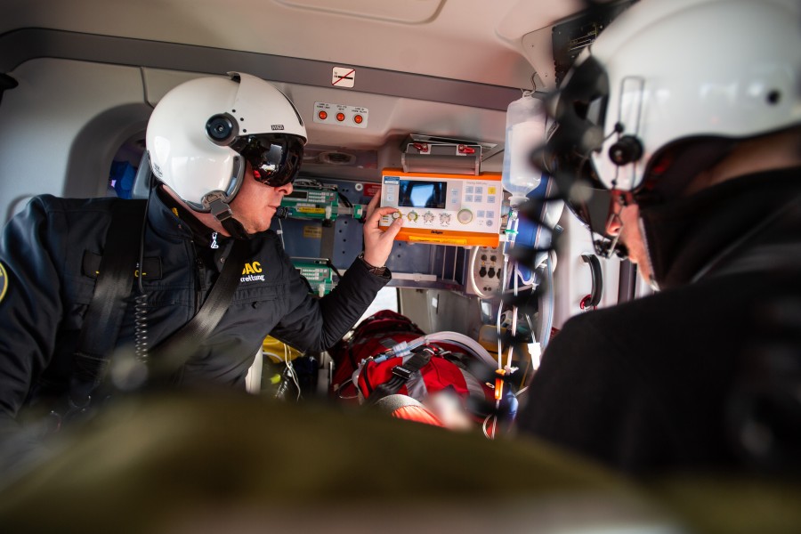 Notfallsanitäter Martin Losse (links) und der Notarzt Tobias Jüttner beim Transport eines Patienten im Rettungshelikopter Christoph 30 der ADAC Luftrettung. (Archivbild)