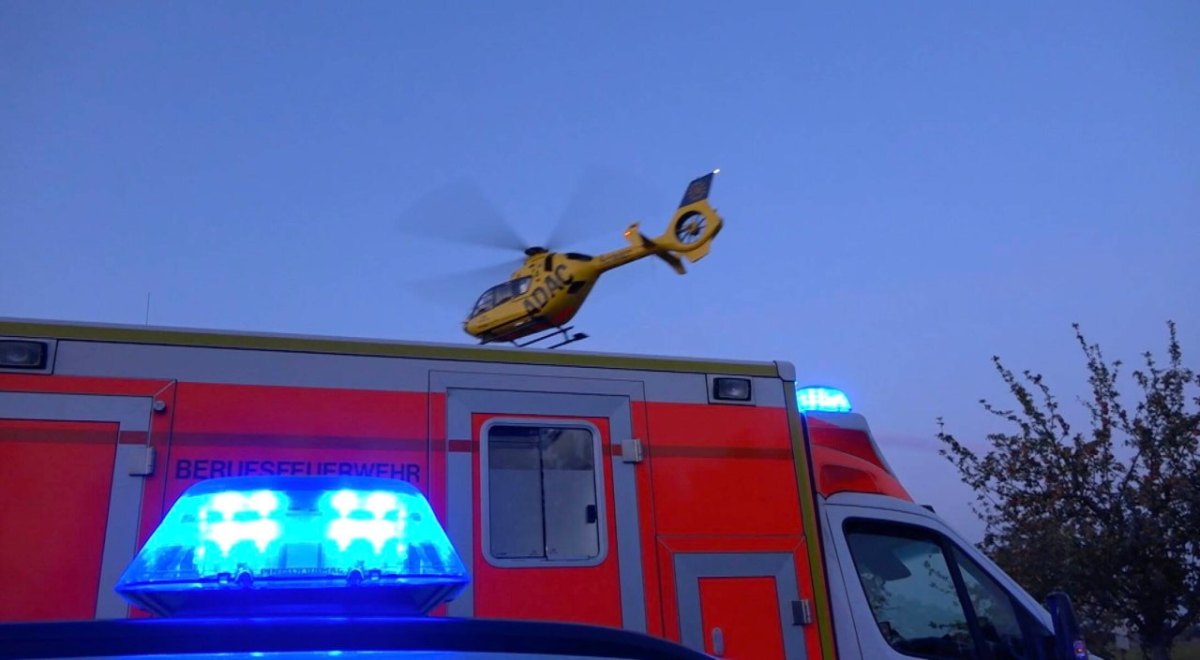 rettungshubschrauber unfall blaulicht rettungswagen hannover