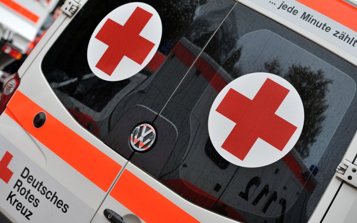 rettungswagen krankenwagen rotes kreuz