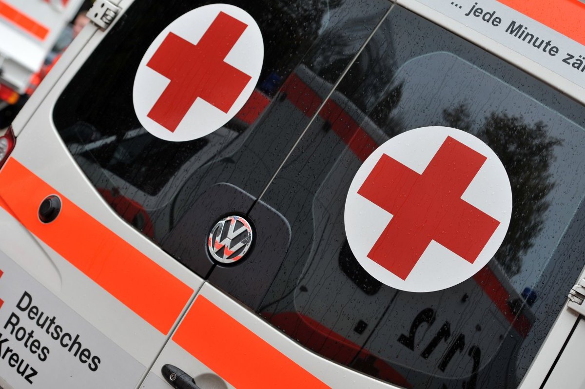 rettungswagen krankenwagen rotes kreuz
