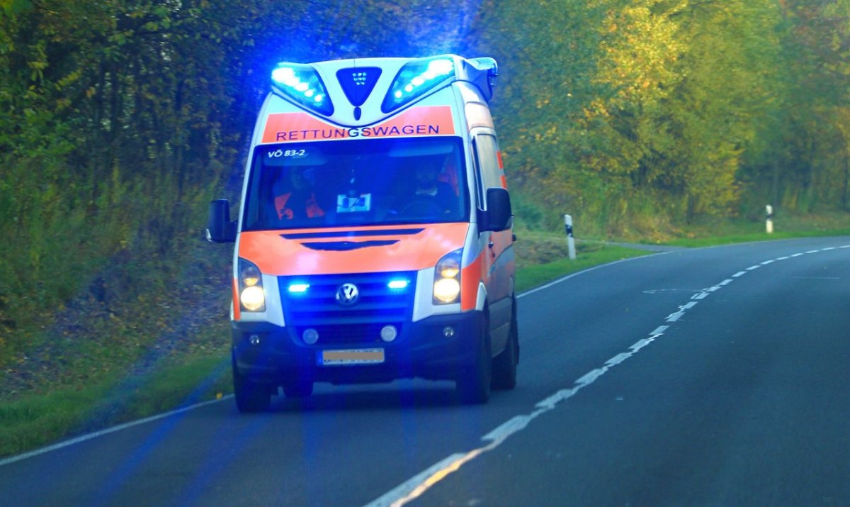 rettungswagen notarzt unfall symbolbild krankenwagen