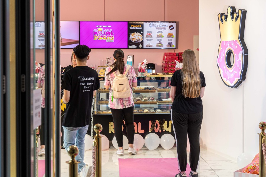 Rosa Teppich bei „Royal Donuts“ in Salzgitter.