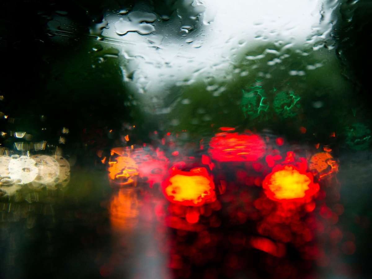 rücklicht regen straße auto