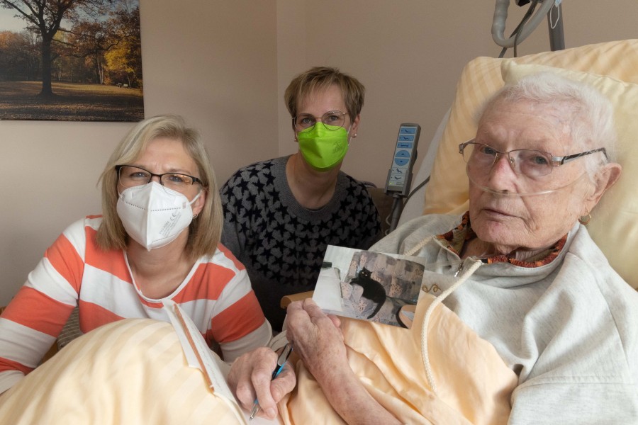 Salzgitter: Gerda Fischer (rechts) mit Pflegekaft Silke Tobien (links) und Schwiegertochter Regina Laukamp, in den Händen ein Foto von Katze Hexe. 