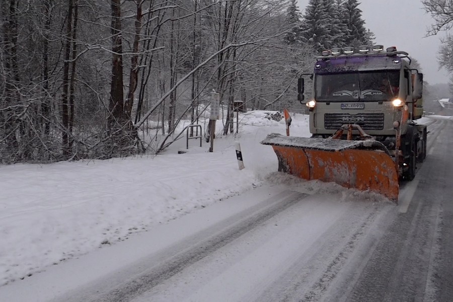 Heftiger Schneefall sorgt seit Freitagvormittag für massive Verkehrsbehinderungen im Harz. Obwohl die Räumdienste im Dauereinsatz sind, geht es stellenweise nur noch im Schritttempo voran. 