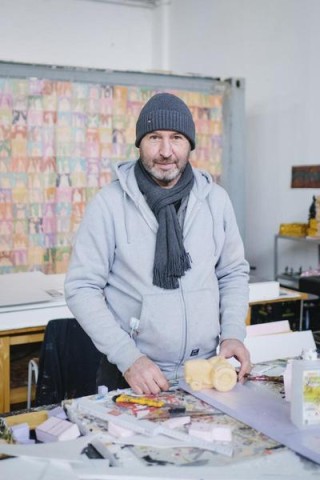 Schoduvel in Braunschweig: Künstler Torsten Koch steht in seiner Werkstatt. Für den Braunschweiger Karneval lässt Koch einen Karnevalszug durch eine Mini-Version der Innenstadt fahren. 