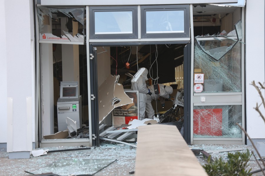 Spurensicherer sind am Mittwoch am Tatort in der Sparkasse in Salzgitter. Die Explosion in der Nacht hat einen hohen Schaden angerichtet. 