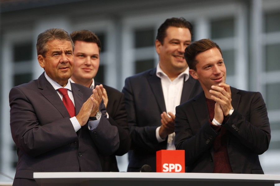 Sigmar Gabriel (SPD, Außenminister) mit den SPD-Mitgliedern Philipp Raulfs (Gifhorn), Tobias Heilmann (Gifhorn) und Falko Mohrs (Wolfsburg)