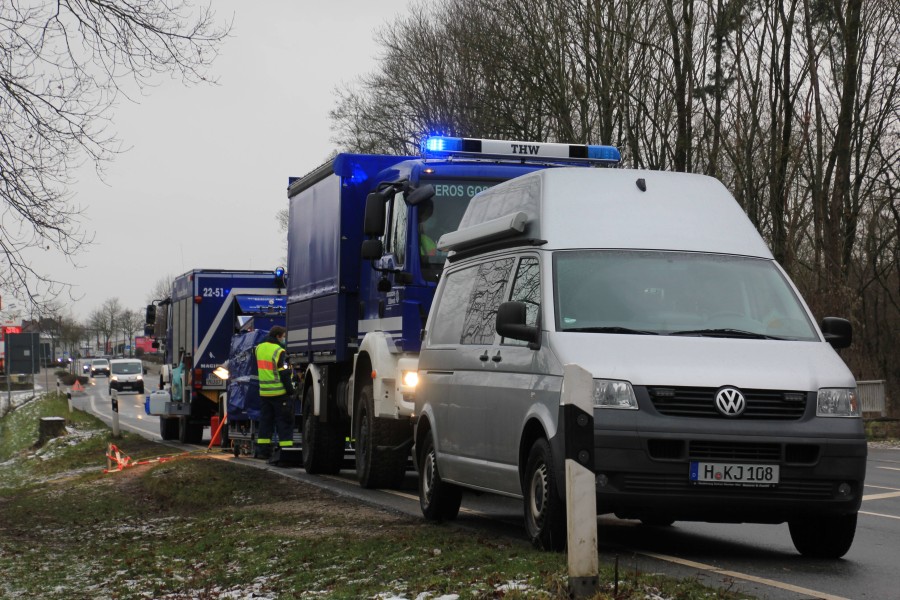 Auch das THW unterstützt die Spurensicherer bei der Arbeit in Seesen.