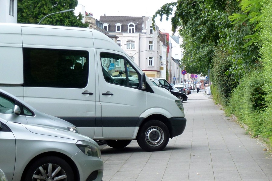 Ein weißer Lieferwagen soll die Straße auf- und abgefahren sein. (Symbolbild)