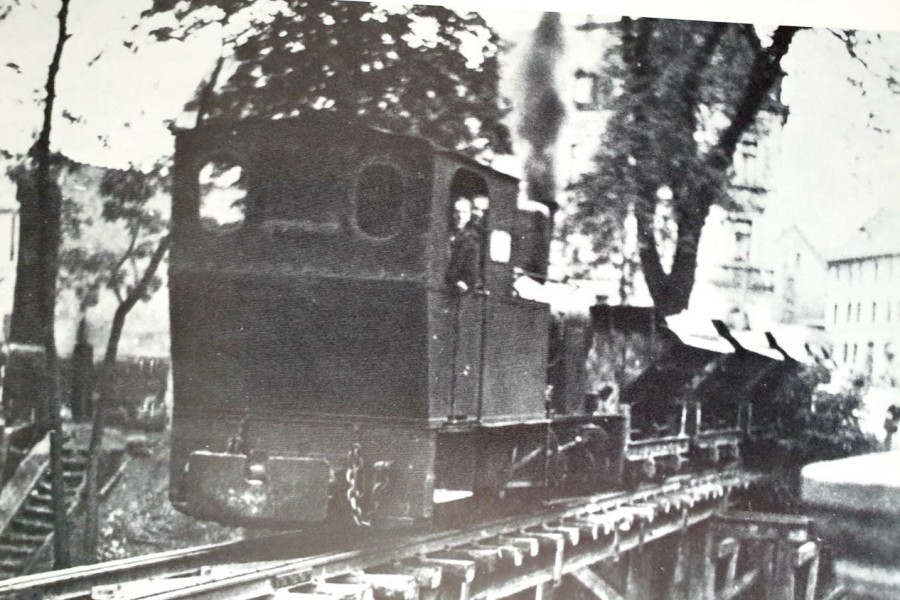 Dieses Archivbild zeigt die Trümmerbahn an der Hohetorbrücke in Braunschweig.