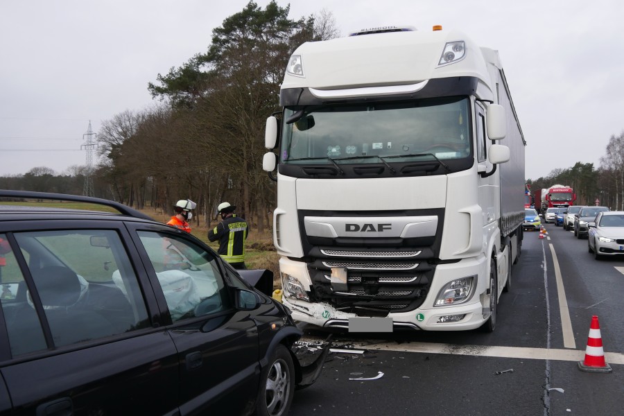 Der Lkw-Fahrer war gerade an einer grünen Ampel angefahren, als es krachte.