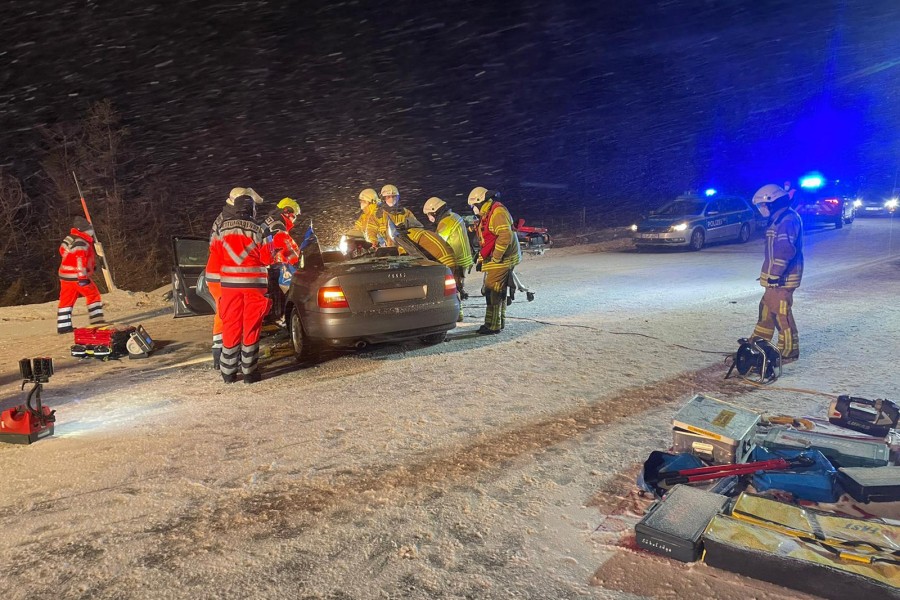 Die Feuerwehr musste eine verletzte Frau aus einem Audi im Harz bergen. 