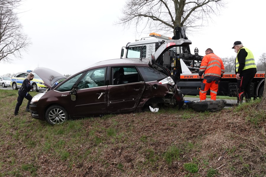 Der zerstörte Citroën aus Helmstedt musste abgeschleppt werden.
