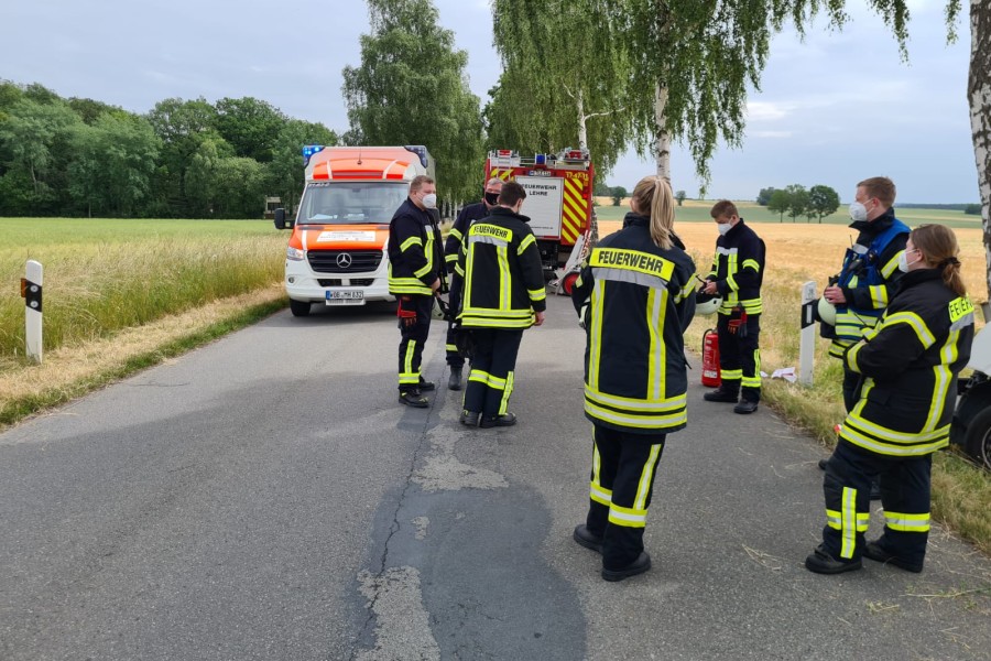 Die Einsatzkräfte der Feuerwehr Lehre kümmerten sich um die Verletzten und sicherten die Straße ab.