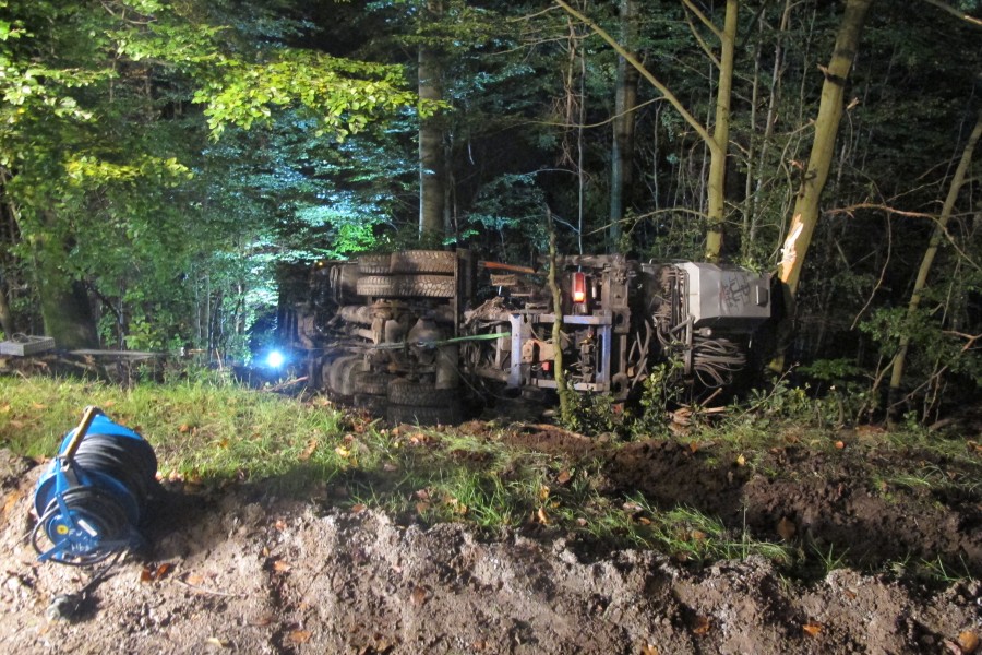 Für den Fahrer dieses Holz-Lkw im Harz kam jede Hilfe zu spät. 