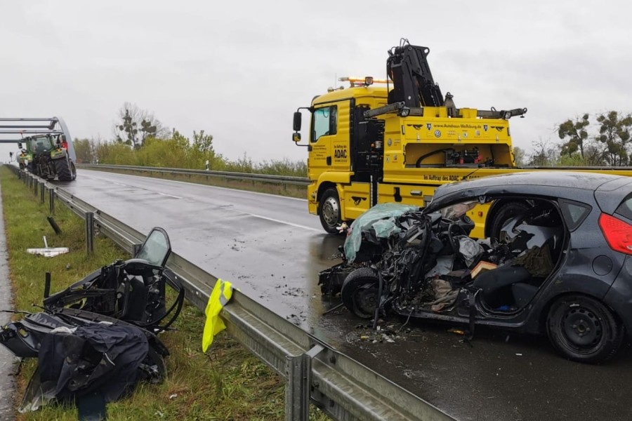 Ein Abschleppdienst nahm den völlig zerstörten Ford Fiesta mit.