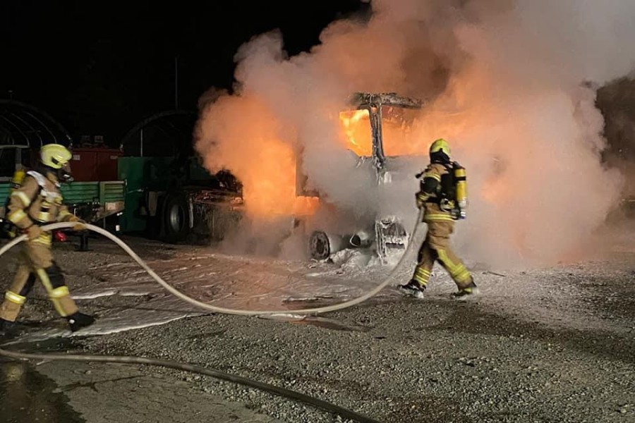 Der Lkw brannte komplett aus. 