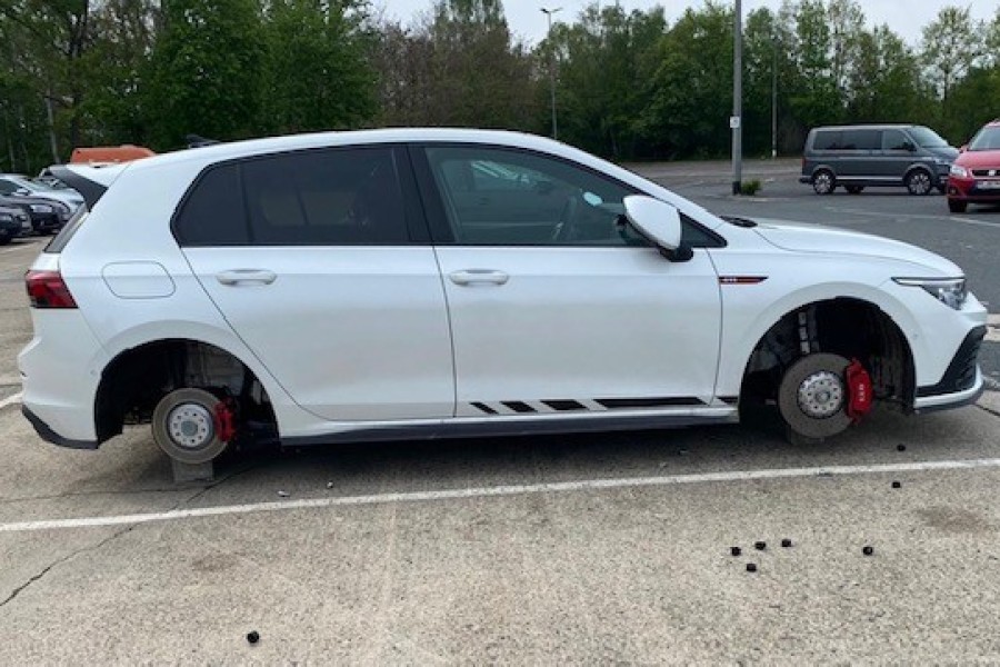 Mehrere Autos standen so auf dem VW-Parkplatz in Braunschweig.