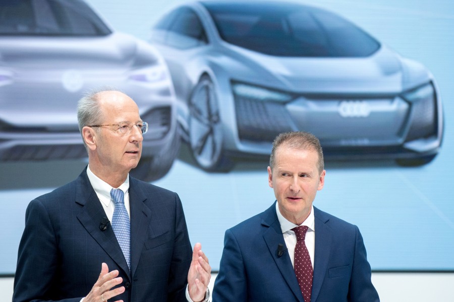 VW-Aufsichtsratschef Hans Dieter Pötsch (links) udn Kionzernchef Herbert Diess sind erstmal raus aus der Nummer. (Archivbild)
