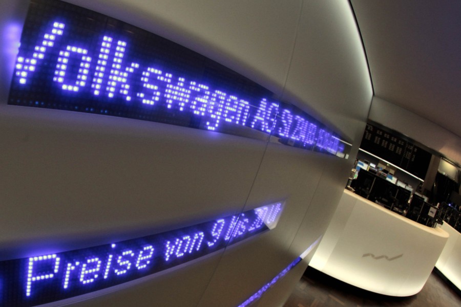 Ein Laufband zeigt in der Börse in Frankfurt am Main den Wert der VW-Aktie an. (Archivbild)