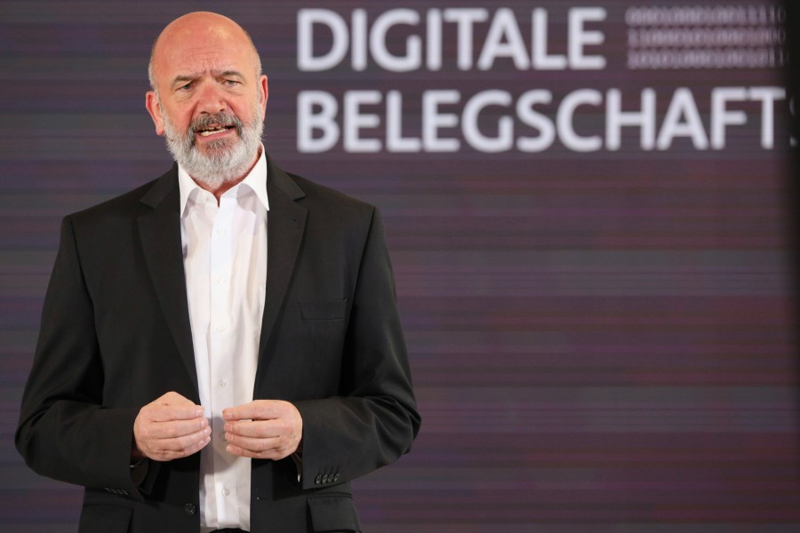 VW-Betriebsratschef Bernd Osterloh zeigte sich nach den Verhandlungen zufrieden. (Archivbild)