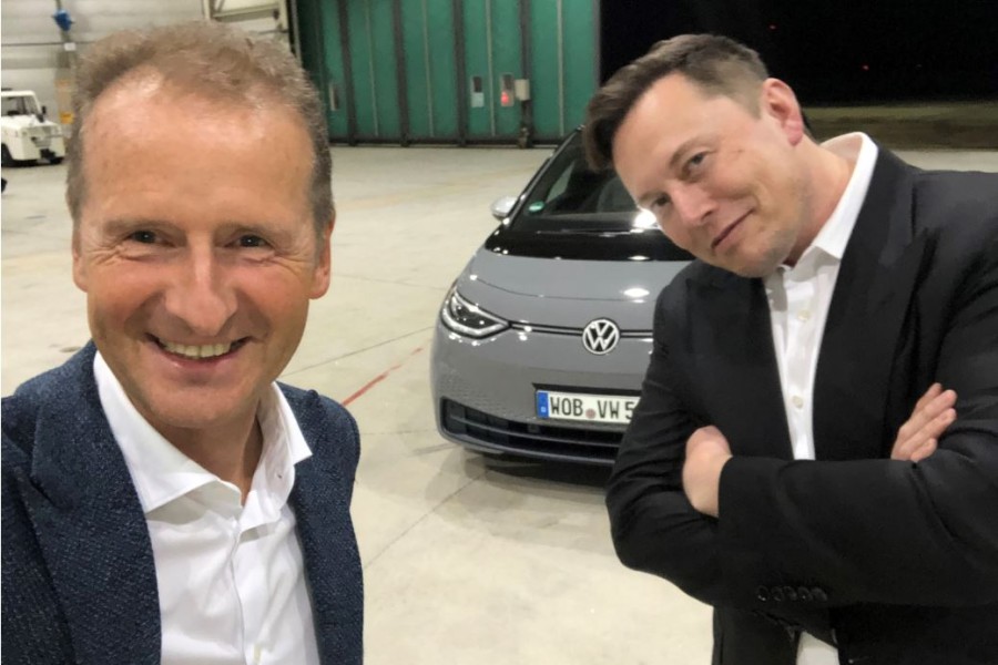 VW-Chef Herbert Diess (links) könnte seinen Tesla-Kollegen Elon Musk mit den neuen Akkus mächtig ärgern. (Archivbild)