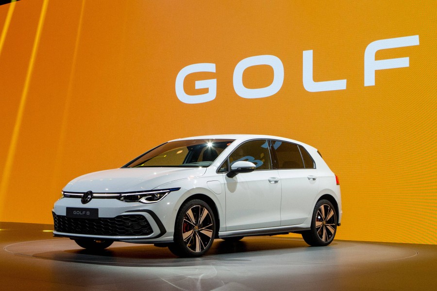 Noch ist der VW Golf das meistzugelassene Modell in Deutschland. Aber der Trend geht aktuell steil bergab. (Archivbild)