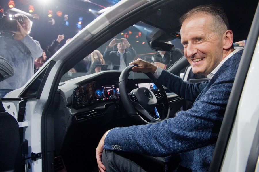 VW-Chef Herbert Diess sitzt bei der Weltpremiere im neuen Volkswagen Golf 8. (Archivbild)