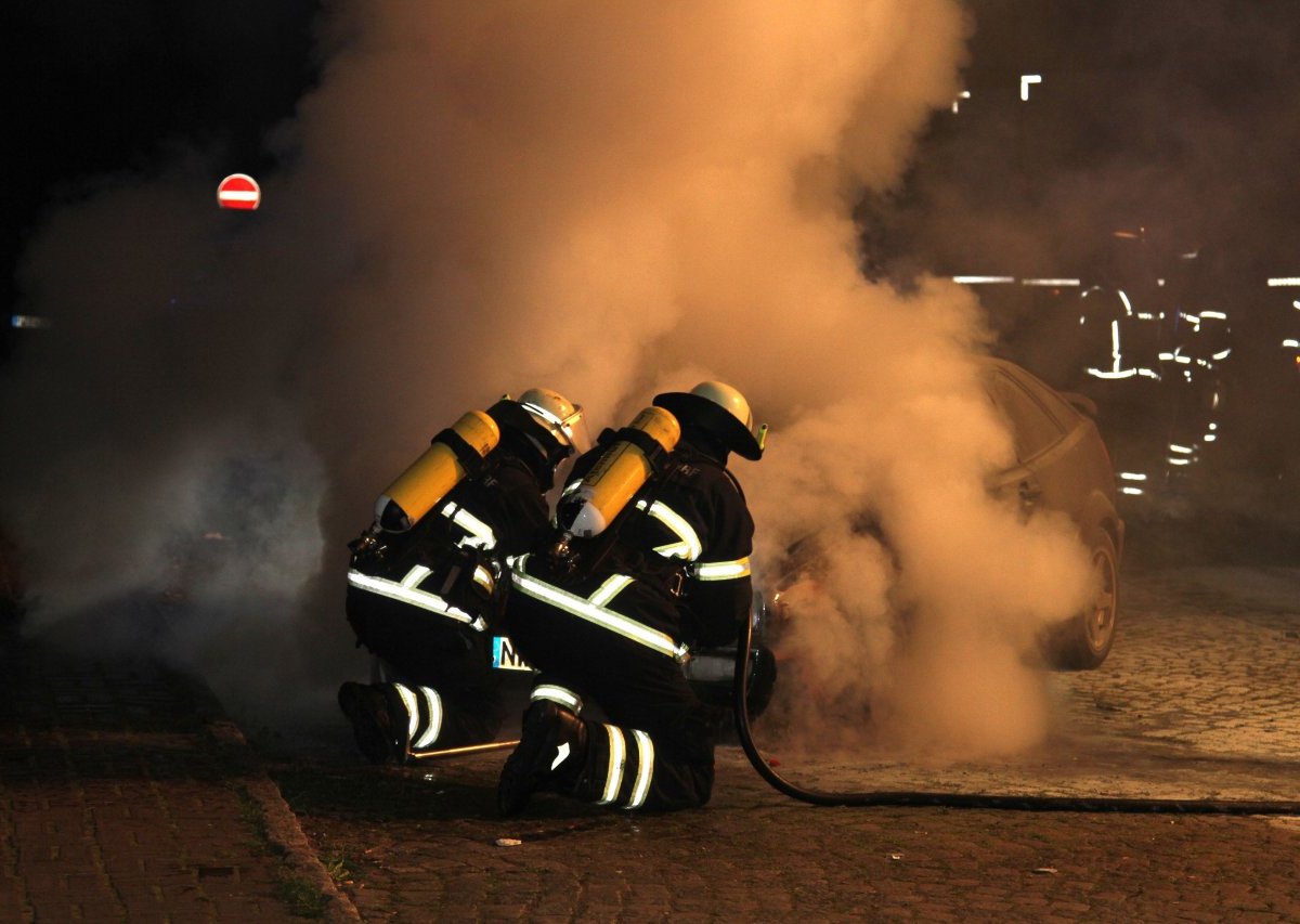 vw golf hybrid flammen autobrand feuerwehr felsberg