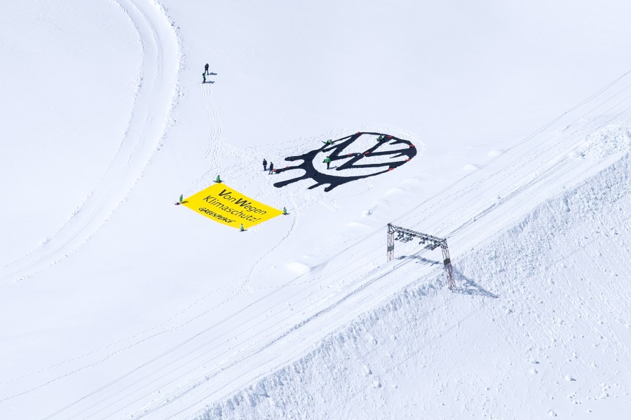 Aktivisten von Greenpeace haben auf dem Gletscher an der Zugspitze ein VW-Logo und ein Banner mit der Aufschrift "Von wegen Klimaschutz" ausgerollt.