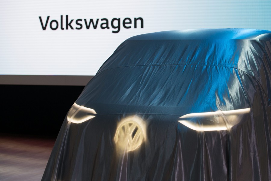 So ein großes Geheimnis wie hier kann VW aus dem ID.Buzz nicht mehr machen. Inzwischen rollt er schon über die Straßen, wenn auch mit Tarnung. (Archivbild)