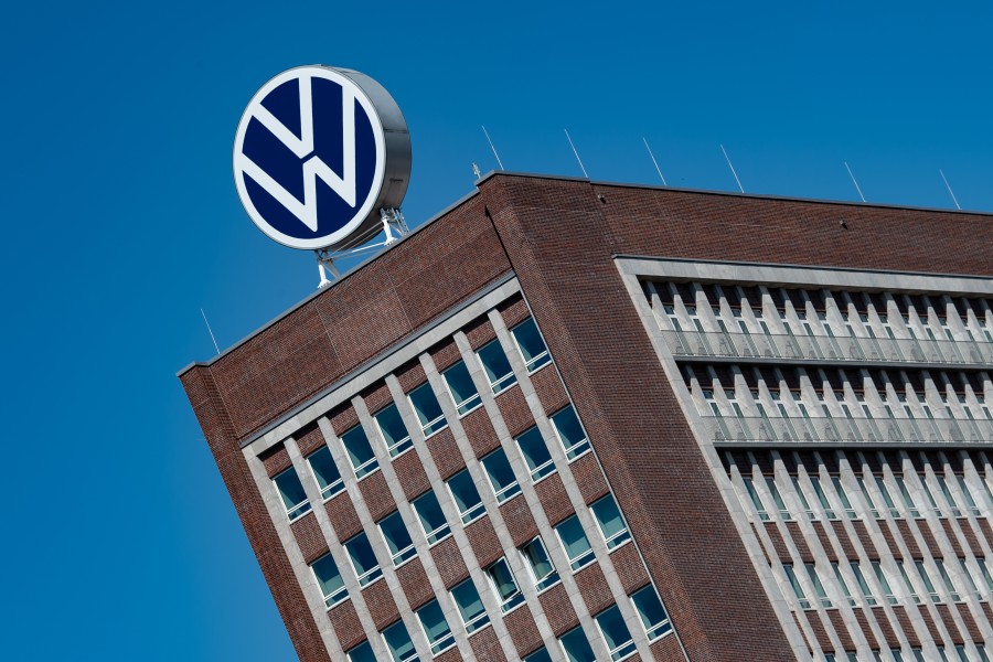 Das Logo von VW ist auf dem Dach des Markenhochhauses auf dem Werksgelände zu sehen.